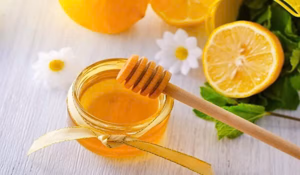 Chanh tươi có tác dụng sát khuẩn kết hợp với mật ong sẽ tạo nên hỗn hợp tẩy tế bào chết cho da đầu. Ảnh Internet Chanh tươi có tác dụng sát khuẩn kết hợp với mật ong sẽ tạo nên hỗn hợp tẩy tế bào chết cho da đầu. Ảnh Internet