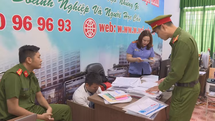 Cơ quan Công an khám xét nơi làm việc của đối tượng Tô Viết Tài.