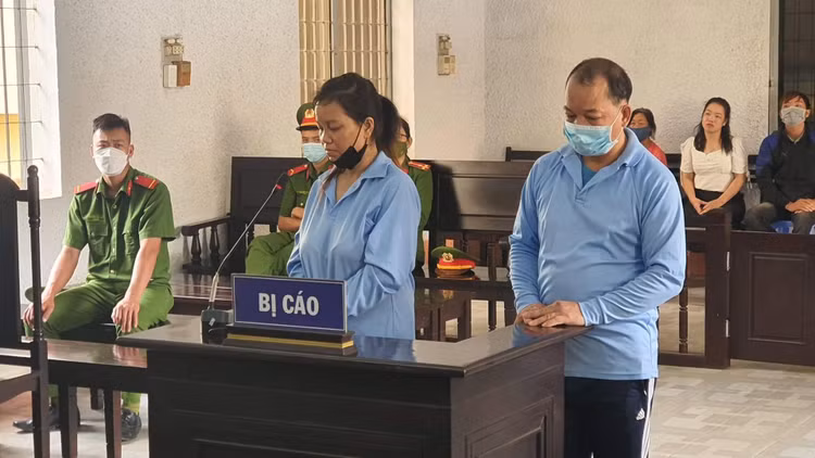 Bị cáo Đào Thị Mình và Lý Văn Quân tại phiên tòa sơ thẩm. Bị cáo Đào Thị Mình và Lý Văn Quân tại phiên tòa sơ thẩm.
