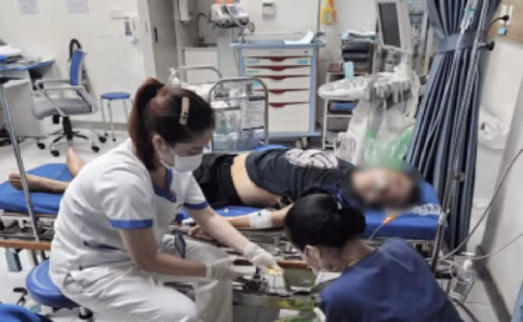 Nam bệnh nhân nhập viện cấp cứu vì ngộ độc củ ấu tàu. Ảnh BVCC Nam bệnh nhân nhập viện cấp cứu vì ngộ độc củ ấu tàu. Ảnh BVCC