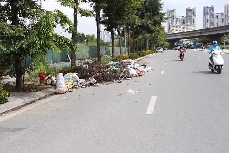 Hà Nội: Đại lộ nghìn tỷ Chu Văn An nhếch nhác vì rác thải ảnh 1