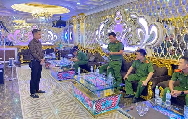 Qua kiểm tra phát hiện nhiều cơ sở kinh doanh chưa thực hiện đúng và đầy đủ các quy định an toàn về PCCC. Qua kiểm tra phát hiện nhiều cơ sở kinh doanh chưa thực hiện đúng và đầy đủ các quy định an toàn về PCCC.