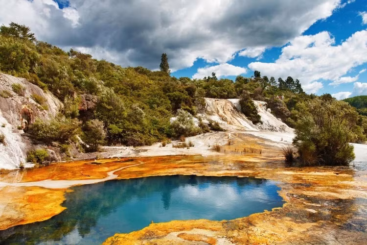 Với vị trí địa lý đặc biệt này, Rotorua còn được biết tới là thành phố lưu huỳnh do lượng khí sunfua hydro thải ra từ các mạch nước phun. Tất cả tạo nên thứ mùi đặc trưng giống hệt mùi trứng thối thum thủm. Ảnh AlongWalker