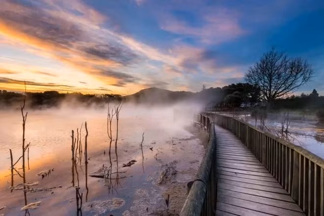 Rotorua còn nổi tiếng thế giới với hồ nước kỳ lạ nằm ngay giữa lòng thành phố. Đây cũng được xem là hồ nước ngọt rộng lớn thứ hai của New Zealand với loài vịt đen và thiên nga đen. Khí hậu của hồ rất ấm áp, thu hút du khách tới ngắm cảnh và câu cá. Ảnh iViVu