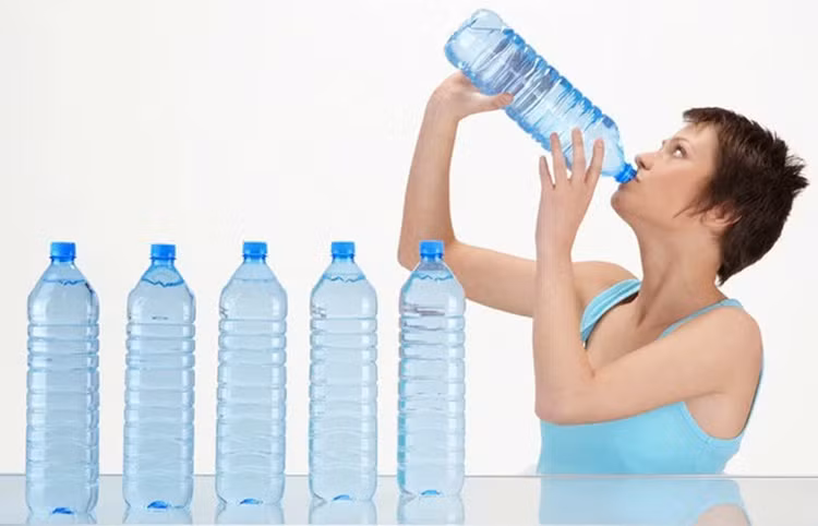 Tác hại tiềm ẩn của việc uống quá nhiều nước đối với cơ thể. Ảnh minh họa