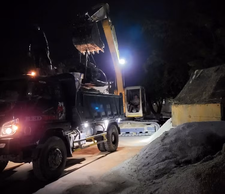 Các phương tiện khai thác cát trái phép (gồm máy xúc, máy hút cát, cát đã được khai thác) đưa về trụ sở UBND xã để lập hồ sơ xử lý theo quy định pháp luật.