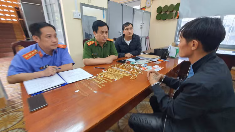 Đối tượng Nguyễn Ngọc Điềm tại cơ quan công an. Đối tượng Nguyễn Ngọc Điềm tại cơ quan công an.