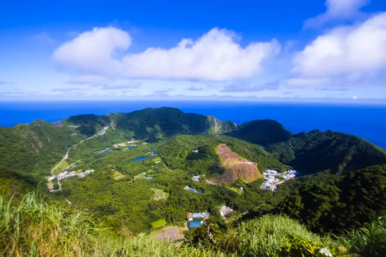 Cư dân Aogashima sở hữu một lòng dũng cảm đặc biệt, họ đã chấp nhận khả năng thiên nhiên nổi cơn thịnh nộ, ngập trong dung nham và sẵn sàng đánh cược nhà cửa, sinh kế của mình để trụ lại quê nhà. Ảnh LocoBee