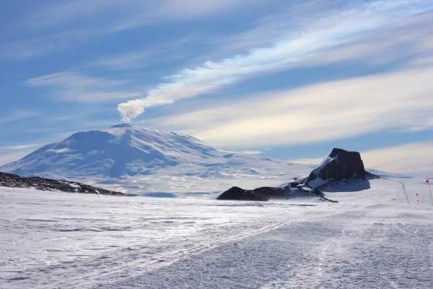 NASA cho biết, bụi vàng chỉ là một trong nhiều thứ phun ra từ Erebus bởi nó thường xuyên thải khí và hơi nước, thỉnh thoảng còn phun cả đá. Ảnh Internet