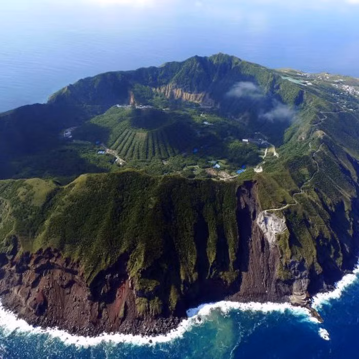 Cơ quan Khí tượng Nhật đã xếp Aogashima vào loại núi lửa “hạng C”. Lần phun trào cuối cùng của núi lửa ở Aogashima diễn ra vào những năm 1780 khiến phân nửa số dân trên đảo thiệt mạng. Ảnh Internet