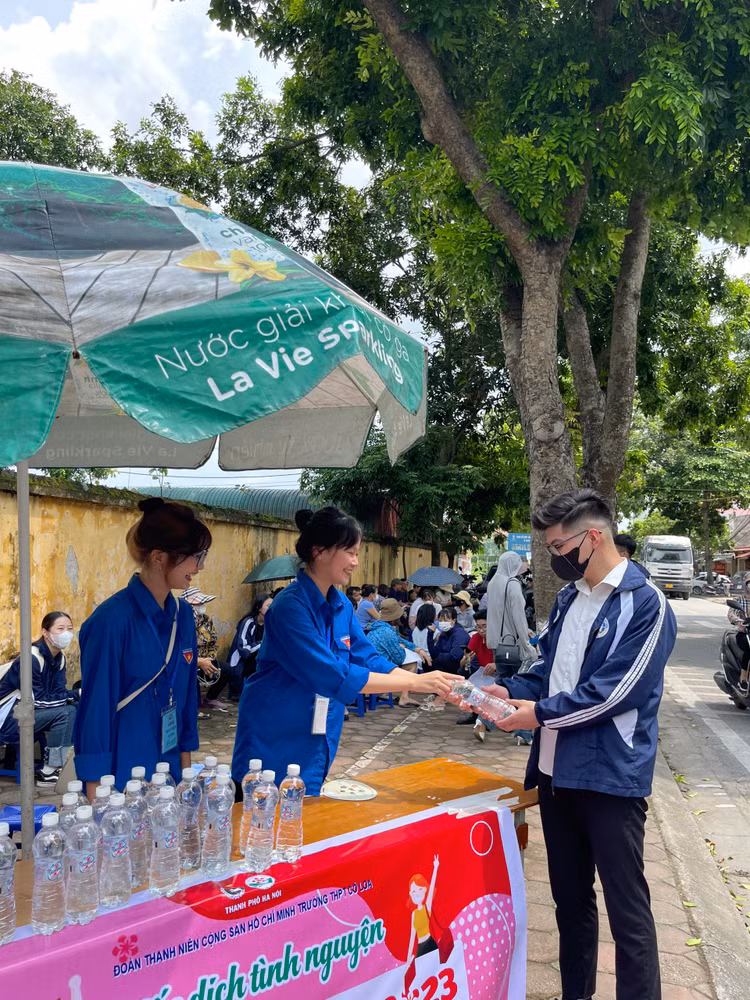 Màu "áo xanh" góp phần động viên, khích lệ tinh thần các thí sinh trước khi bước vào phòng thi. Hoạt động của thanh niên, sinh viên tình nguyện góp phần làm giảm bớt lo lắng, động viên tinh thần, tiếp thêm sức mạnh, nghị lực và niềm tin để các thí sinh vượt "vũ môn". Màu "áo xanh" góp phần động viên, khích lệ tinh thần các thí sinh trước khi bước vào phòng thi. Hoạt động của thanh niên, sinh viên tình nguyện góp phần làm giảm bớt lo lắng, động viên tinh thần, tiếp thêm sức mạnh, nghị lực và niềm tin để các thí sinh vượt "vũ môn".