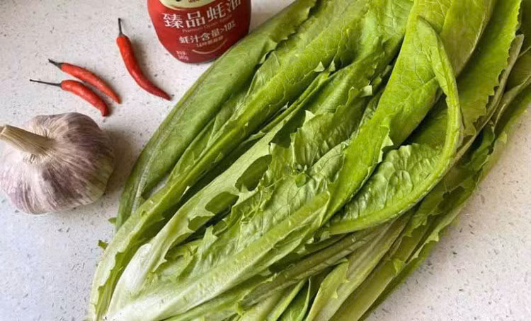 Hỗ trợ giảm cân: 100g rau diếp thơm chỉ chứa 15 calo. Hàm lượng calo thấp cùng với chất xơ dồi dào giúp bạn nhanh no, làm giảm cảm giác thèm ăn. Nhờ thế, hỗ trợ quá trình giảm cân, kiểm soát lượng thức ăn nạp vào cơ thể. Ảnh minh họa Hỗ trợ giảm cân: 100g rau diếp thơm chỉ chứa 15 calo. Hàm lượng calo thấp cùng với chất xơ dồi dào giúp bạn nhanh no, làm giảm cảm giác thèm ăn. Nhờ thế, hỗ trợ quá trình giảm cân, kiểm soát lượng thức ăn nạp vào cơ thể. Ảnh minh họa