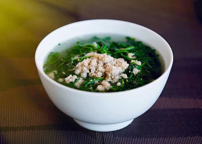 Rau diếp thơm tốt cho khả năng sinh sản: Trong rau diếp tươi có chứa folate và lượng vitamin C cao. Folate có tác dụng duy trì sức khỏe của thai nhi trong quá trình mang thai bằng cách giảm các nguy cơ biến chứng. Còn vitamin C có trong rau diếp giúp cải thiện hệ thống miễn dịch và giúp chống lại bệnh nhiễm trùng. Ảnh minh họa Rau diếp thơm tốt cho khả năng sinh sản: Trong rau diếp tươi có chứa folate và lượng vitamin C cao. Folate có tác dụng duy trì sức khỏe của thai nhi trong quá trình mang thai bằng cách giảm các nguy cơ biến chứng. Còn vitamin C có trong rau diếp giúp cải thiện hệ thống miễn dịch và giúp chống lại bệnh nhiễm trùng. Ảnh minh họa
