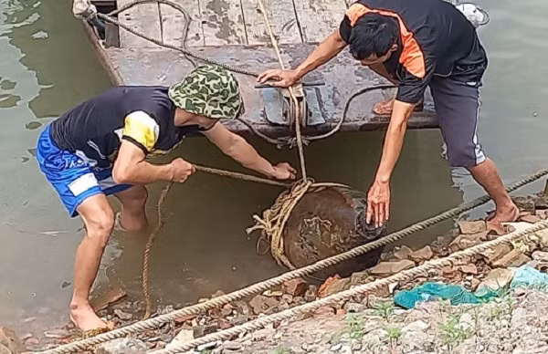Lực lượng chức năng di dời của bom nặng hơn 500kg đến nơi an toàn. Ảnh suckhoevadoisong