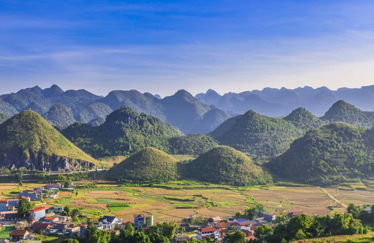 Cao nguyên đá Đồng Văn có diện tích 2.356 km2 trải rộng trên bốn huyện Quản Bạ, Yên Minh, Đồng Văn, Mèo Vạc. Nằm ở độ cao trung bình khoảng 1.400 - 1.600 m, cao nguyên đá vẫn còn lưu giữ những dấu tích từ hoạt động kiến tạo của vỏ trái đất hàng chục triệu năm trước. Ảnh Xuân Phương
