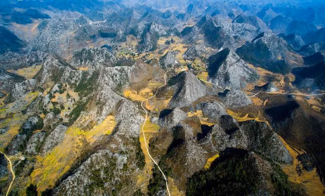 Cao nguyên đá Đồng Văn của Hà Giang được UNESCO chính thức công nhận lần đầu là thành viên của mạng lưới Công viên địa chất toàn cầu (CVĐCTC) vào 3/10/2010. Cao nguyên đá Đồng Văn được UNESCO tái công nhận là thành viên mạng lưới CVĐCTC lần 2 vào tháng 10/2018. Tại buổi khai mạc Lễ hội Hoa tam giác mạch lần thứ IX, ngày 28/10 vừa qua, cao nguyên đá Đồng Văn tiếp tục được UNESCO tái công nhận là thành viên của mạng lưới CVĐCTC lần thứ 3. Ảnh Vntrip