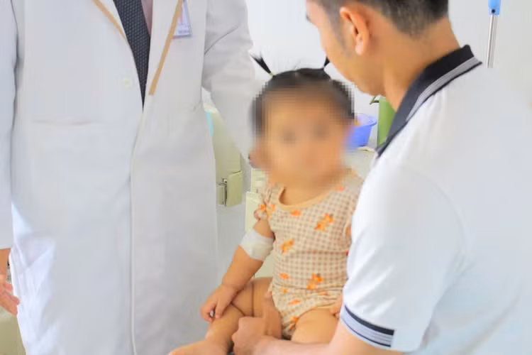 Bác sĩ thăm khám bệnh nhi sau khi điều trị tích cực. Ảnh BVCC