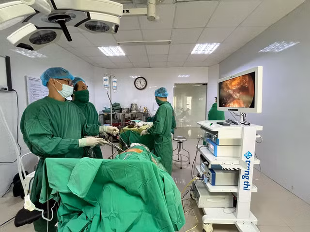 Ekip cắt bỏ hoàn toàn thận phải của nam bệnh nhân.. Ảnh SK&amp;ĐS