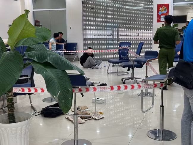 Hiện trường vụ cướp bị phong tỏa, chi nhánh ngân hàng cho biết sẽ hoạt động trở lại vào sáng 18/4. Ảnh Danviet Hiện trường vụ cướp bị phong tỏa, chi nhánh ngân hàng cho biết sẽ hoạt động trở lại vào sáng 18/4. Ảnh Danviet