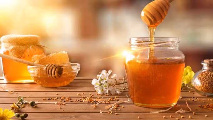 Mật ong được biết đến với công dụng kháng viêm, kháng khuẩn cực tốt. Nó cũng giúp bồi bổ, nuôi dưỡng dạ dày. Từ lâu, mật ong được xem là thực phẩm hàng đầu chữa viêm loét dạ dày, có công dụng ức chế, giảm thiểu vi khuẩn HP. Vì vậy, các chuyên gia khuyên mỗi ngày nên tiêu thụ từ 10 – 30g mật ong nguyên chất sẽ có tác dụng chống viêm niêm mạc dạ dày hiệu quả. Bạn có thể pha mật ong vào buổi sáng trước khi ăn sáng sẽ mang lại nhiều lợi ích cho dạ dày.