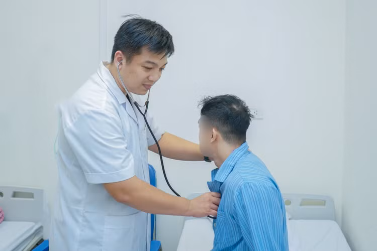 Bác sĩ khám bệnh cho nam thanh niên 35 tuổi bị nhồi máu cơ tim cấp. Ảnh minh họa