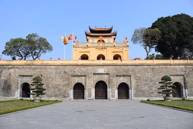 Bên cạnh những địa điểm tham quan nổi tiếng, Hoàng Thành Thăng Long vẫn là cái tên không thể bỏ lỡ khi đặt chân đến đất Hà thành.. Ảnh Go Bên cạnh những địa điểm tham quan nổi tiếng, Hoàng Thành Thăng Long vẫn là cái tên không thể bỏ lỡ khi đặt chân đến đất Hà thành.. Ảnh Go