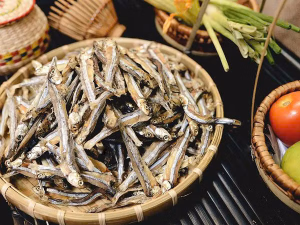 Cải thiện sức khỏe xương: Các vitamin và khoáng chất được tìm thấy trong cá cơm cung cấp nhiều lợi ích cho sức khỏe, bao gồm giúp xây dựng xương chắc khỏe và ngăn ngừa chứng loãng xương và các tình trạng bệnh lý xương khác. Ảnh Internet Cải thiện sức khỏe xương: Các vitamin và khoáng chất được tìm thấy trong cá cơm cung cấp nhiều lợi ích cho sức khỏe, bao gồm giúp xây dựng xương chắc khỏe và ngăn ngừa chứng loãng xương và các tình trạng bệnh lý xương khác. Ảnh Internet