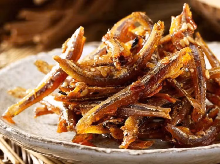 Hỗ trợ giảm cân và tăng cơ: Cá cơm chứa một lượng protein đáng kể và lượng calo thấp, vì vậy đây được xem là món ăn lý tưởng trong thực đơn giảm cân. Tiêu thụ cá cơm sẽ làm mức độ protein tăng lên, từ đó tạo ra cảm giác no và ngăn chặn việc ăn quá nhiều. Đồng thời, cung cấp nguồn dinh dưỡng dồi dào, có lợi cho sức khỏe mà không làm tăng thêm calo. Ngoài ra, thực phẩm này đặc biệt được khuyến khích cho quá trình phát triển cơ bắp. Đó là lý do tại sao cá cơm rất quan trọng đối với những người luyện tập các hoạt động thể chất và vận động viên. Ảnh Internet Hỗ trợ giảm cân và tăng cơ: Cá cơm chứa một lượng protein đáng kể và lượng calo thấp, vì vậy đây được xem là món ăn lý tưởng trong thực đơn giảm cân. Tiêu thụ cá cơm sẽ làm mức độ protein tăng lên, từ đó tạo ra cảm giác no và ngăn chặn việc ăn quá nhiều. Đồng thời, cung cấp nguồn dinh dưỡng dồi dào, có lợi cho sức khỏe mà không làm tăng thêm calo. Ngoài ra, thực phẩm này đặc biệt được khuyến khích cho quá trình phát triển cơ bắp. Đó là lý do tại sao cá cơm rất quan trọng đối với những người luyện tập các hoạt động thể chất và vận động viên. Ảnh Internet