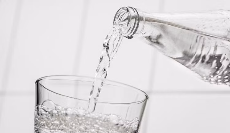 Nước giúp loại bỏ vi khuẩn ra khỏi miệng. Ảnh minh họa Nước giúp loại bỏ vi khuẩn ra khỏi miệng. Ảnh minh họa