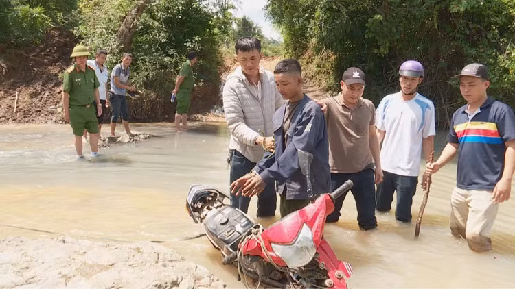Chiếc xe máy Y Wiêt Kbuôr cướp của chú họ. Chiếc xe máy Y Wiêt Kbuôr cướp của chú họ.