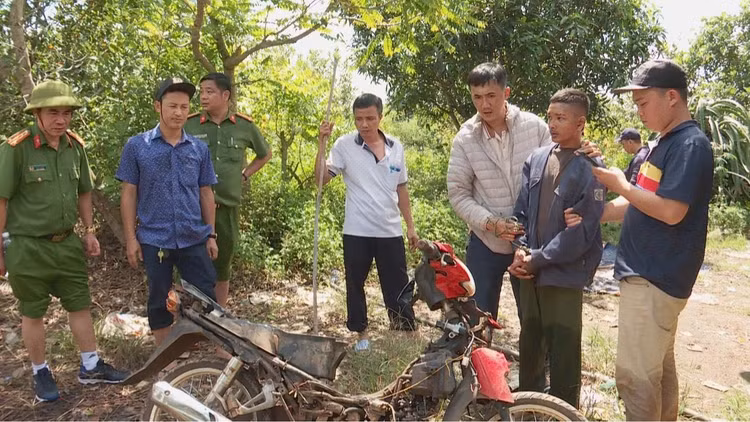 Thiếu niên Y Wiêt Kbuôr bị bắt giữ khi đang lẩn trốn trong rừng. Thiếu niên Y Wiêt Kbuôr bị bắt giữ khi đang lẩn trốn trong rừng.
