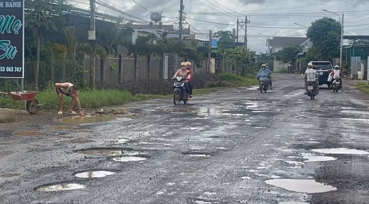 Trời mưa, các ổ gà, ổ voi biến thành những “ao nước”.