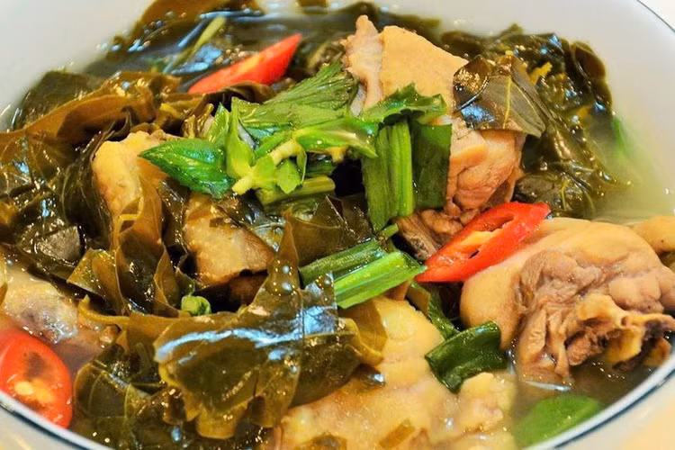 Không dùng lá giang cho bệnh gút cấp tính: Do có chứa axit tartaric nên có thể ức chế quá trình đào thải axit uric ra ngoài, từ đó làm tăng nồng độ axit uric trong máu. Ảnh Internet Không dùng lá giang cho bệnh gút cấp tính: Do có chứa axit tartaric nên có thể ức chế quá trình đào thải axit uric ra ngoài, từ đó làm tăng nồng độ axit uric trong máu. Ảnh Internet