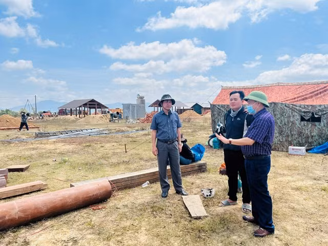Lãnh đạo huyện M'Drắk thăm hỏi người dân xây dựng nhà khu tái định cư.