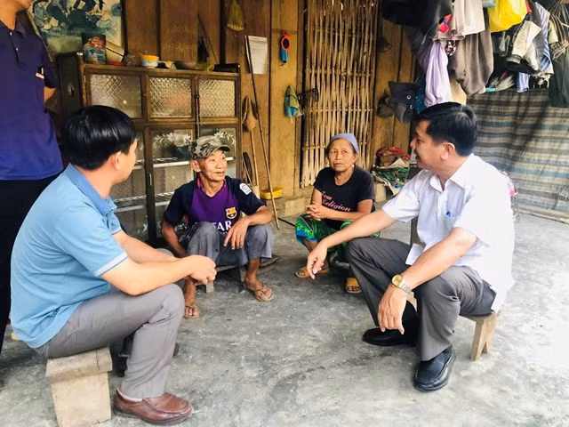 Ông Nguyễn Đức Thảo, Phó Chủ tịch UBND huyện M'Drắk (áo trắng) đang tuyên truyền vận động người dân di dời đến nơi ở mới.