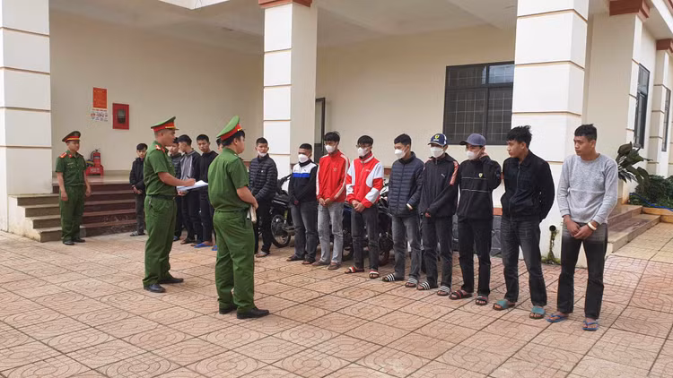 Nhóm thiếu niên mang hung khí đi giải quyết mâu thuẫn tại cơ quan công an. Nhóm thiếu niên mang hung khí đi giải quyết mâu thuẫn tại cơ quan công an.