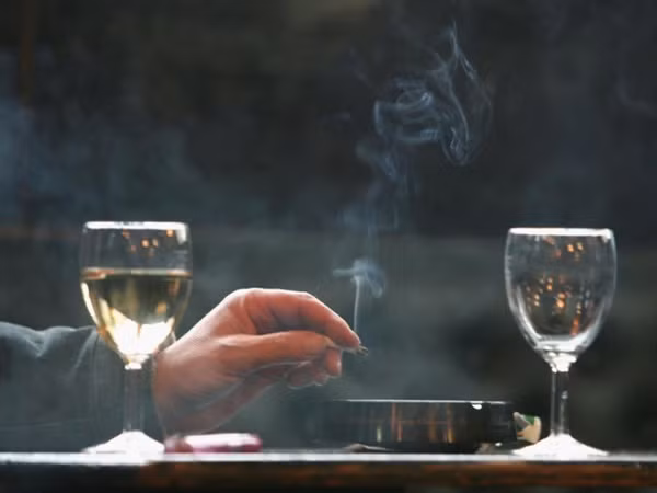 Đồ uống có cồn: Một trong những thứ “tàn phá” gan nhanh nhất chính là rượu bia. Không ít người vì thói quen uống nhiều rượu bia mà mắc các bệnh lý về gan như xơ gan, ung thư gan… Đây là thứ “hủy hoại” cả sức khỏe lẫn tuổi thọ của bạn. Khi lượng nồng độ cồn trong cơ thể quá nhiều, gan của chúng ta sẽ quá tải. Cồn có trong rượu lúc này còn chuyển hóa thành chất siêu độc acetaldehyde, gây hại cho cả gan lẫn hệ thần kinh, hệ tiêu hóa. Đồ uống có cồn: Một trong những thứ “tàn phá” gan nhanh nhất chính là rượu bia. Không ít người vì thói quen uống nhiều rượu bia mà mắc các bệnh lý về gan như xơ gan, ung thư gan… Đây là thứ “hủy hoại” cả sức khỏe lẫn tuổi thọ của bạn. Khi lượng nồng độ cồn trong cơ thể quá nhiều, gan của chúng ta sẽ quá tải. Cồn có trong rượu lúc này còn chuyển hóa thành chất siêu độc acetaldehyde, gây hại cho cả gan lẫn hệ thần kinh, hệ tiêu hóa.