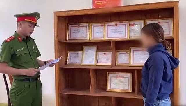 Cơ quan Công an huyện Krông Nô đọc quyết định khởi tố đối với Nguyễn Thị Dạ T.