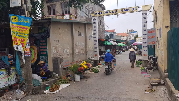 Tiểu thương tận dụng vỉa hè để buôn bán Tiểu thương tận dụng vỉa hè để buôn bán