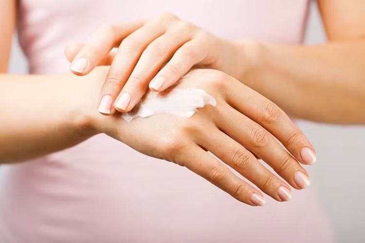 Thói quen xấu khiến da tay "già" trước tuổi, cần loại bỏ ngay Thói quen xấu khiến da tay "già" trước tuổi, cần loại bỏ ngay