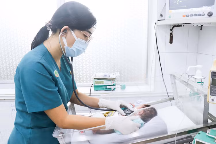 Bệnh nhi được chăm sóc sau mổ. Ảnh BVCC