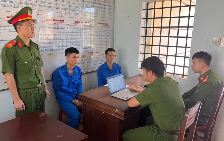 Cơ quan công an khởi tố 2 đối tượng về hành vi cướp giật tài sản. Cơ quan công an khởi tố 2 đối tượng về hành vi cướp giật tài sản.