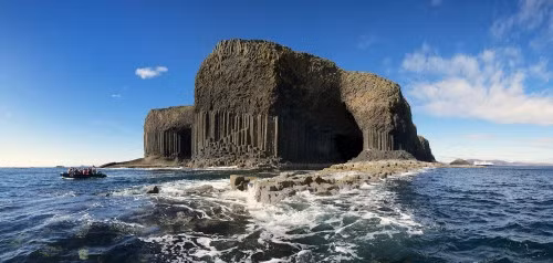 Động Fingal (Fingal’s Cave) là một hang động tự nhiên tuyệt đẹp, nằm trên hòn đảo không có người ở Staffa, ngoài khơi bờ biển phía tây của Scotland. Ảnh Internet