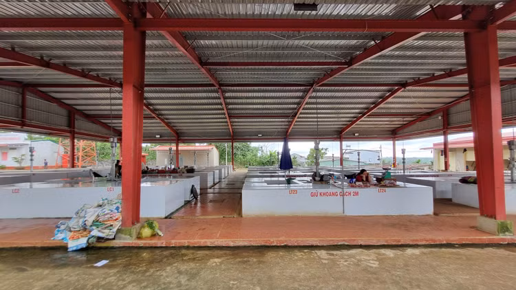 Chỉ có ít ỏi 3 tiểu thương buôn bán các rau, thịt, cá… nhưng cũng không thấy người dân đến mua hàng. Chỉ có ít ỏi 3 tiểu thương buôn bán các rau, thịt, cá… nhưng cũng không thấy người dân đến mua hàng.