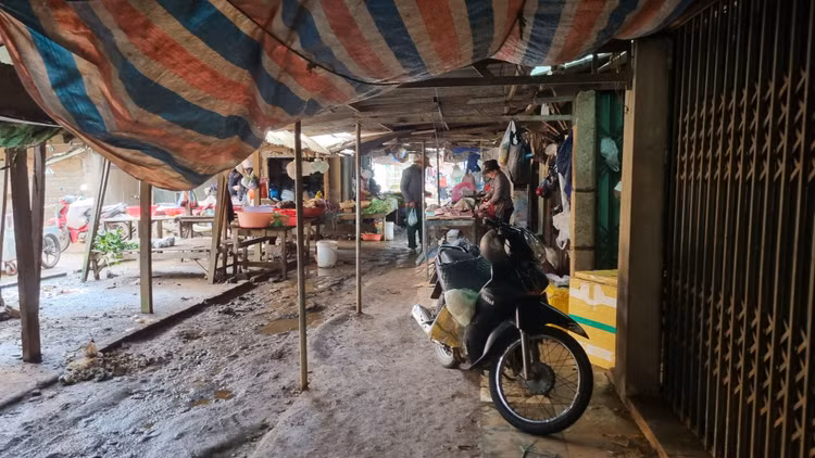 Do được thành lập đã lâu nên hầu hết cơ sở vật chất của chợ đều bị xuống cấp nghiêm trọng. Do được thành lập đã lâu nên hầu hết cơ sở vật chất của chợ đều bị xuống cấp nghiêm trọng.