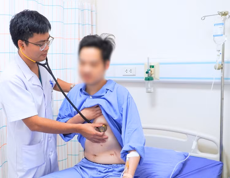 Bác sĩ kiểm tra sức khỏe cho bệnh nhân sau khi đặt stent. Ảnh BVCC Bác sĩ kiểm tra sức khỏe cho bệnh nhân sau khi đặt stent. Ảnh BVCC