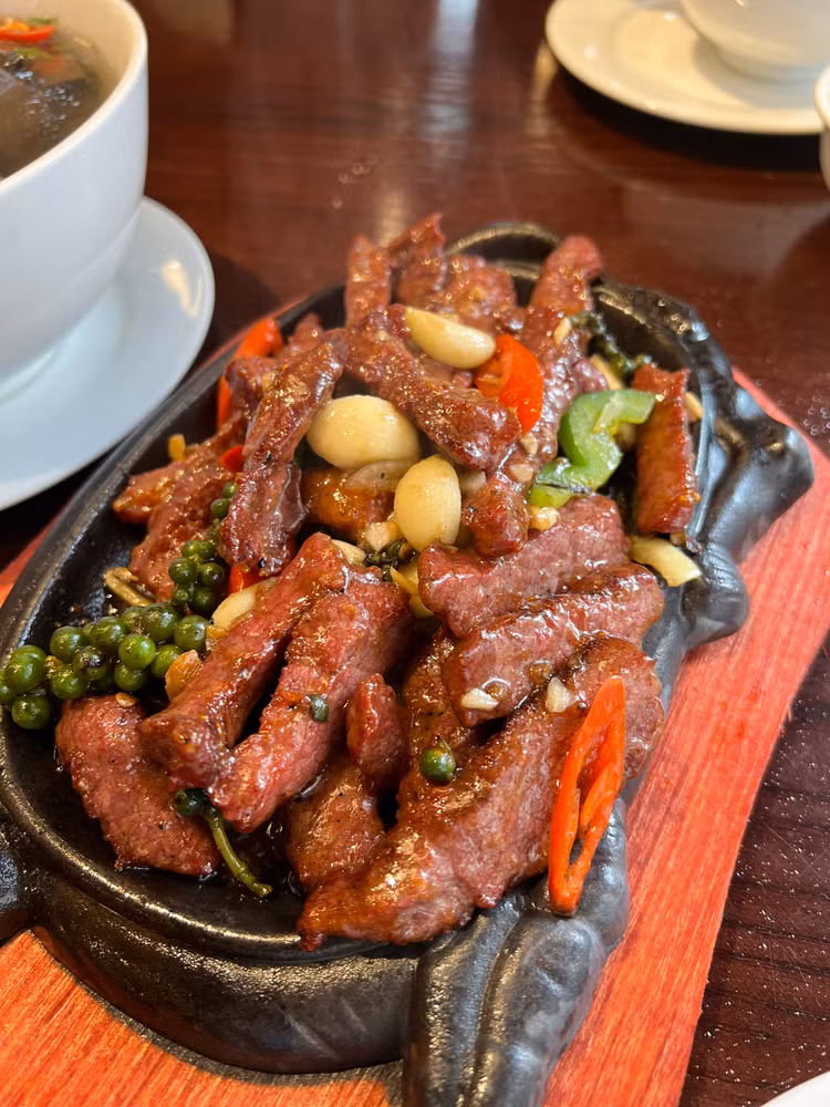Thịt trâu cháy tỏi: Thịt trâu được tẩm ướp gia vị đặc trưng, sau đó áp chảo hoặc nướng cho đến khi cháy cạnh, dậy mùi tỏi thơm nức. Ảnh Internet