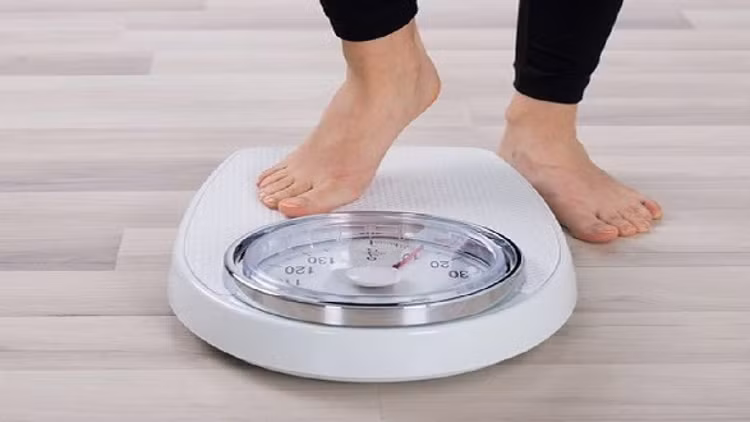 Kiểm soát cân nặng: Thừa cân béo phì là yếu tố nguy cơ cao gây ra các bệnh như tiểu đường, huyết áp cao, tim mạch, từ đó dẫn đến suy thận. Để tránh thận yếu, cần duy trì cân nặng hợp lý bằng chế độ ăn uống và tập luyện khoa học. Ngoài ra, cần chú ý duy trì chỉ số BMI (chỉ số khối cơ thể) ở mức 18,6 – 24,9. Ảnh Internet