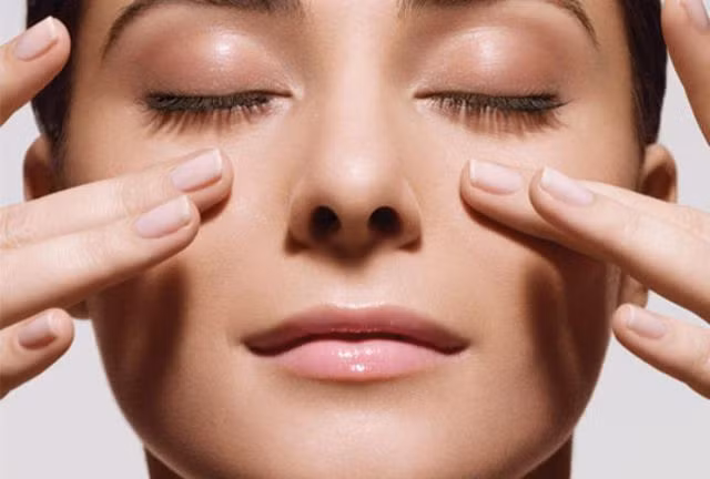 Thay đổi thói quen sinh hoạt: Ngoài những yếu tố khách quan thì thói quen sinh hoạt không lành mạnh chính là nguyên nhân chủ quan khiến những nếp nhăn xuất hiện sớm hơn tuổi. Một số thói quen gây hại cho da như thường xuyên nheo mắt, dụi mắt, nằm sấp khi ngủ… Vì thế, khắc phục được những thói quen xấu này cũng là một cách xóa nếp nhăn vùng mắt tại nhà hiệu quả, kéo dài tuổi thanh xuân. Ảnh Internet Thay đổi thói quen sinh hoạt: Ngoài những yếu tố khách quan thì thói quen sinh hoạt không lành mạnh chính là nguyên nhân chủ quan khiến những nếp nhăn xuất hiện sớm hơn tuổi. Một số thói quen gây hại cho da như thường xuyên nheo mắt, dụi mắt, nằm sấp khi ngủ… Vì thế, khắc phục được những thói quen xấu này cũng là một cách xóa nếp nhăn vùng mắt tại nhà hiệu quả, kéo dài tuổi thanh xuân. Ảnh Internet