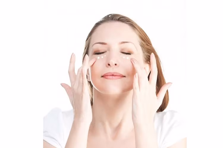 Xóa nếp nhăn vùng mắt tại nhà bằng kem dưỡng mắt: Nguyên nhân hàng đầu khiến nếp nhăn xuất hiện dày đặc chính là do làn da bị khô, thiếu độ ẩm cần thiết. Vì thế, ngoài các bước làm sạch da, bạn cần bổ sung độ ẩm cho da bằng cách sử dụng kem dưỡng dành riêng cho vùng mắt. Ảnh Internet Xóa nếp nhăn vùng mắt tại nhà bằng kem dưỡng mắt: Nguyên nhân hàng đầu khiến nếp nhăn xuất hiện dày đặc chính là do làn da bị khô, thiếu độ ẩm cần thiết. Vì thế, ngoài các bước làm sạch da, bạn cần bổ sung độ ẩm cho da bằng cách sử dụng kem dưỡng dành riêng cho vùng mắt. Ảnh Internet